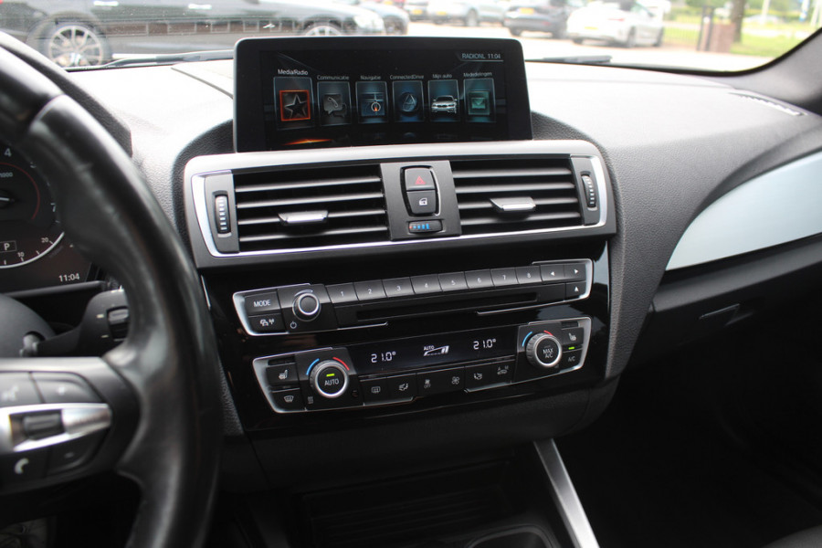 BMW 1-serie 118i High Exe. M Sport / Schuifdak / Camera / Leder / 18'' / Navigatie / Sportstoelen / Stoelverwarming / DAB / Cruise Control
