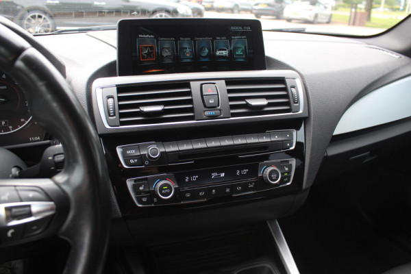 BMW 1-serie 118i High Exe. M Sport / Schuifdak / Camera / Leder / 18'' / Navigatie / Sportstoelen / Stoelverwarming / DAB / Cruise Control