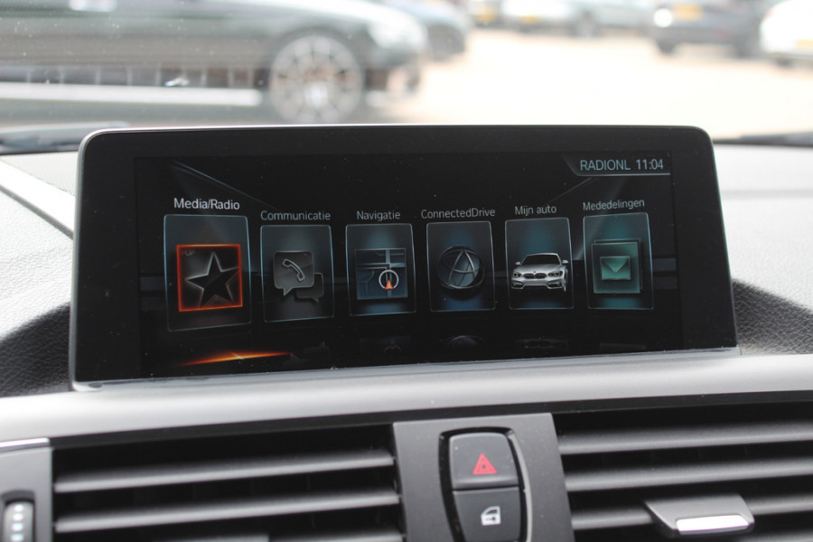 BMW 1-serie 118i High Exe. M Sport / Schuifdak / Camera / Leder / 18'' / Navigatie / Sportstoelen / Stoelverwarming / DAB / Cruise Control