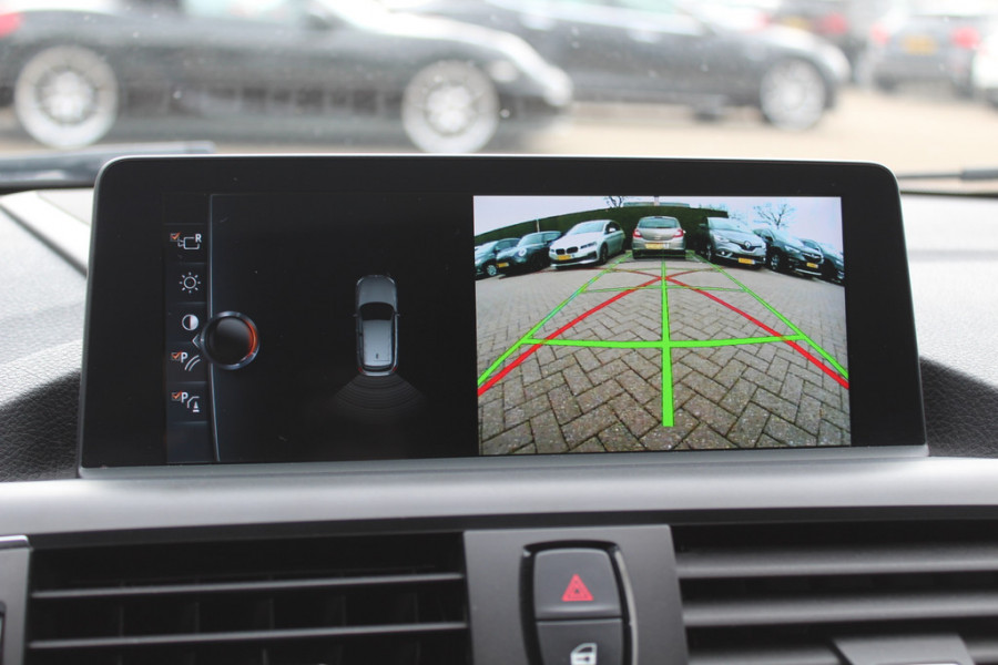 BMW 1-serie 118i High Exe. M Sport / Schuifdak / Camera / Leder / 18'' / Navigatie / Sportstoelen / Stoelverwarming / DAB / Cruise Control