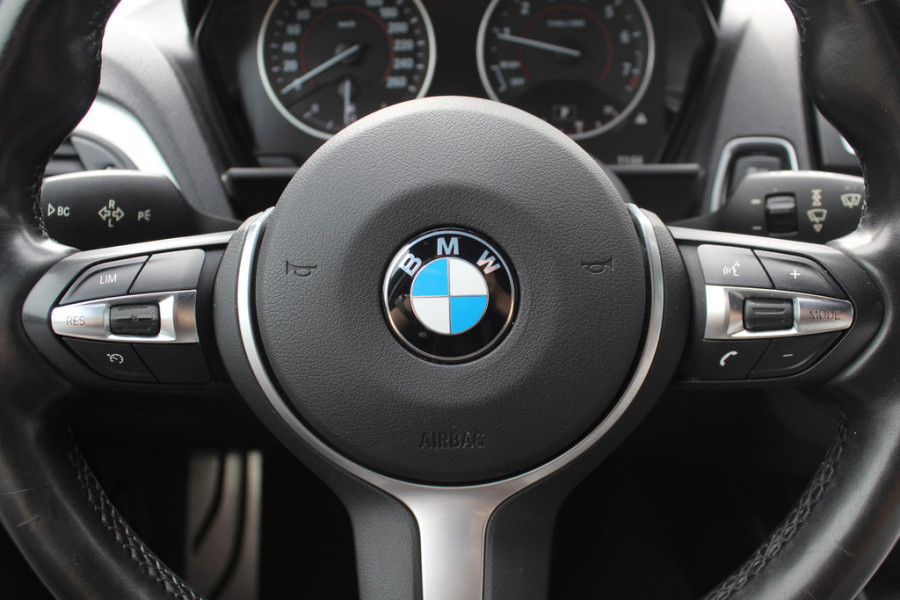 BMW 1-serie 118i High Exe. M Sport / Schuifdak / Camera / Leder / 18'' / Navigatie / Sportstoelen / Stoelverwarming / DAB / Cruise Control