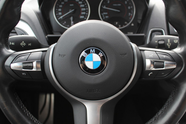 BMW 1-serie 118i High Exe. M Sport / Schuifdak / Camera / Leder / 18'' / Navigatie / Sportstoelen / Stoelverwarming / DAB / Cruise Control