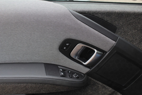 BMW i3 Basis 120Ah 42 kWh / Camera / Navigatie / 19'' / Harman Kardon / Stoelverwarming / Cruise Control / Warmtepomp / Getint glas