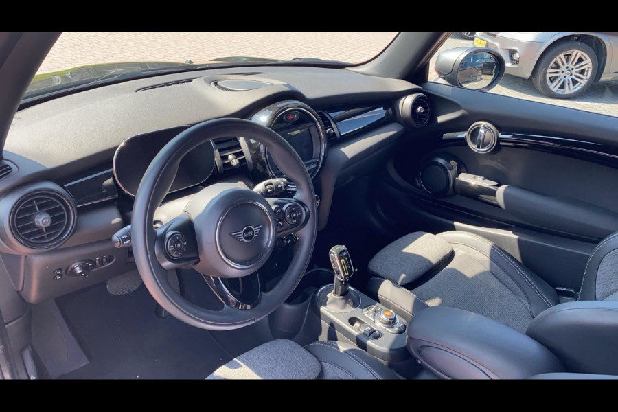 MINI Mini Electric Essential 33 kWh / Camera / Navigatie / 17'' / Half leder / Keyless / Virtual Cockpit / Stoelverwarming / DAB / Cruise Control