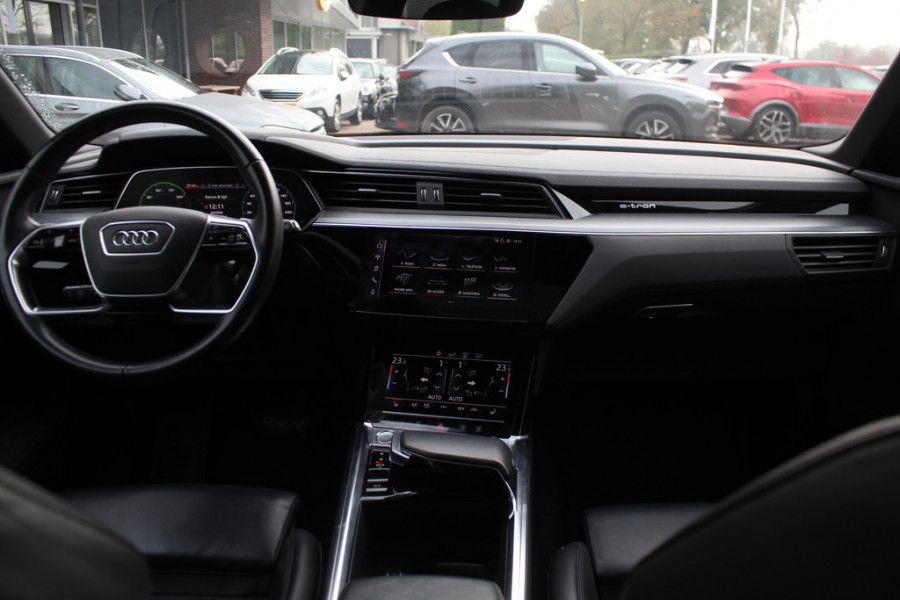 Audi e-tron e-tron 55 quattro advanced Pro Line Plus 95 kWh / Panoramadak / Camera / Head-up / 20'' / Luchtvering / B&O / Softclose / Keyless / DAB / Sportstoelen / Stoelverwarming / ACC