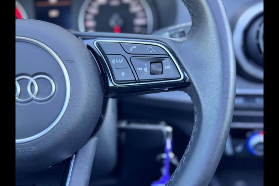 Audi Q2 35 TFSI Edition one Pano/Matrix/Leer/Dodehoek