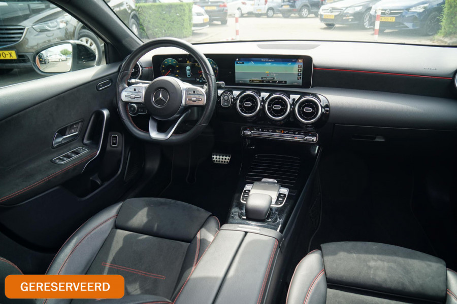 Mercedes-Benz A-Klasse 180 AMG Line + SCHUIFDAK / CARPLAY / NIGHTPAKKET / WIDESCREEN / CAMERA