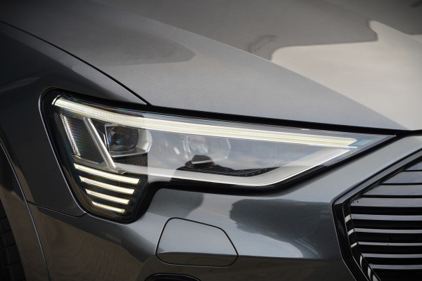Audi e-tron Sportback 50 quattro S edition 71 kWh | RS Seats | Diamond Stitch | Panoramadak | S-Line | Keyless | Memory Seats | Stoelverwarming | Ambiance Verlichting | Camera | Adaptive Cruise Control | Leer | Matrix LED | Luchtvering |