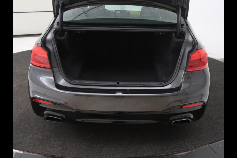 BMW 5 Serie 520i High Executive | M-Sport | Leder | Stoelverwarming | Trekhaak | 20'' | Adaptief LED | Comfortstoelen | Navigatie | Parkeerhulp | Memory