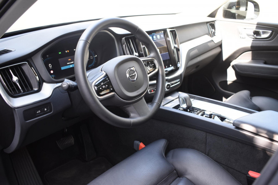 Volvo XC60 T6 350PK Automaat AWD Plus Dark / Adaptive Cruise control / Stoelverwarming v+a / Stuurverwarming / Elektr. achterklep  / 360 Camera / Schuifdak / Trekhaak