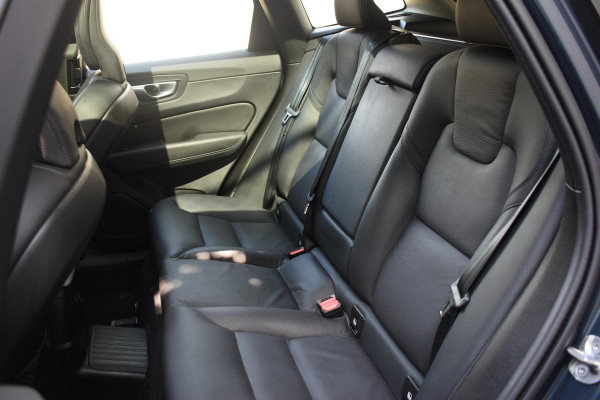 Volvo XC60 T6 350PK Automaat AWD Plus Dark / Adaptive Cruise control / Stoelverwarming v+a / Stuurverwarming / Elektr. achterklep  / 360 Camera / Schuifdak / Trekhaak