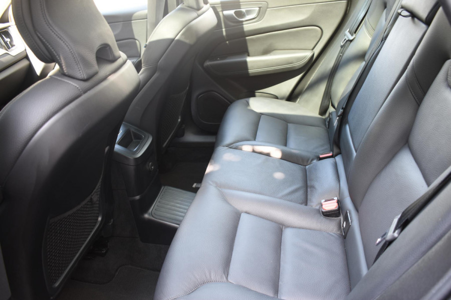 Volvo XC60 T6 350PK Automaat AWD Plus Dark / Adaptive Cruise control / Stoelverwarming v+a / Stuurverwarming / Elektr. achterklep  / 360 Camera / Schuifdak / Trekhaak