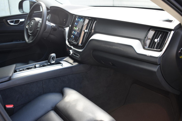 Volvo XC60 T6 350PK Automaat AWD Plus Dark / Adaptive Cruise control / Stoelverwarming v+a / Stuurverwarming / Elektr. achterklep  / 360 Camera / Schuifdak / Trekhaak