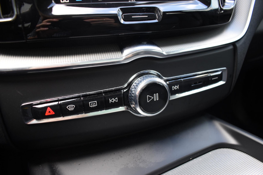 Volvo XC60 T6 350PK Automaat AWD Plus Dark / Adaptive Cruise control / Stoelverwarming v+a / Stuurverwarming / Elektr. achterklep  / 360 Camera / Schuifdak / Trekhaak