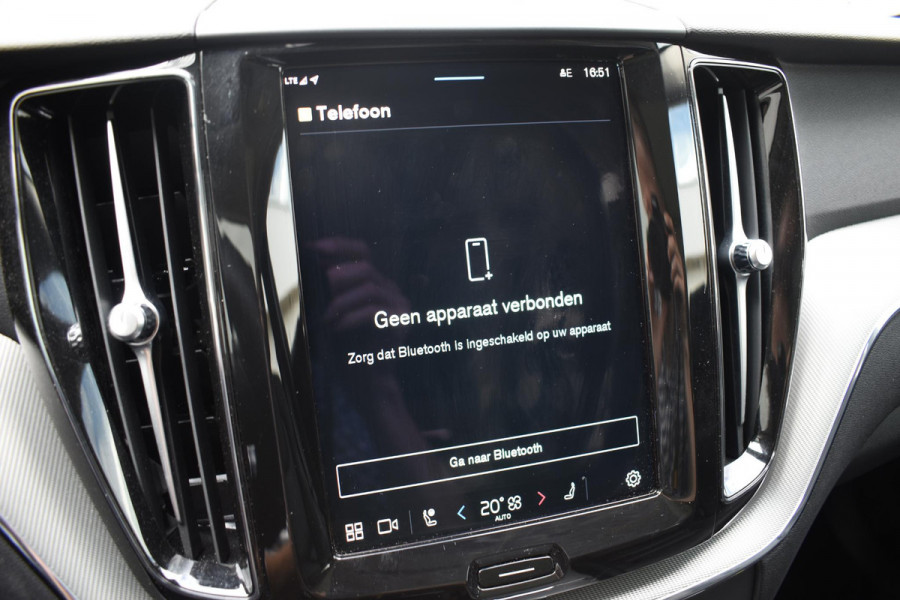 Volvo XC60 T6 350PK Automaat AWD Plus Dark / Adaptive Cruise control / Stoelverwarming v+a / Stuurverwarming / Elektr. achterklep  / 360 Camera / Schuifdak / Trekhaak