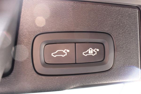 Volvo XC60 T6 350PK Automaat AWD Plus Dark / Adaptive Cruise control / Stoelverwarming v+a / Stuurverwarming / Elektr. achterklep  / 360 Camera / Schuifdak / Trekhaak