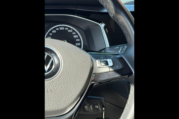 Volkswagen Polo 1.0 TSI Highline - Navigatie I Airco i Sport velgen I PDC I Dealer onderhouden