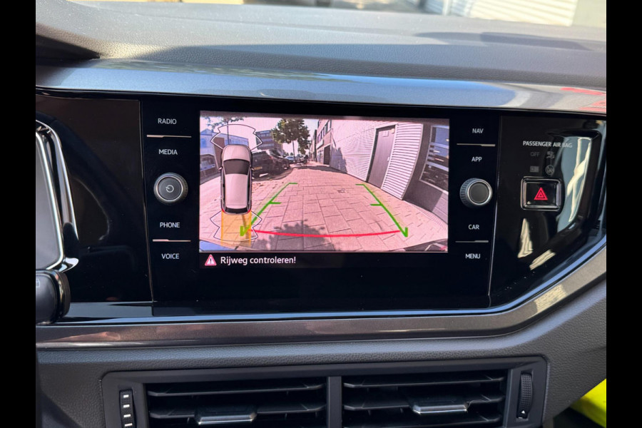 Volkswagen Polo 1.0 TSI Highline - Navigatie I Airco i Sport velgen I PDC I Dealer onderhouden