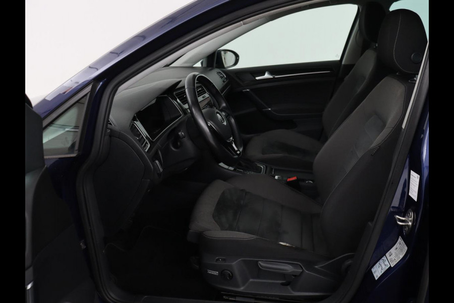 Volkswagen Golf 1.0 TSI Highline | Stoelverwarming | Trekhaak | Massage | Carplay | Adaptive cruise | Active Info Display | Navigatie | Parkeerhulp | Climate control