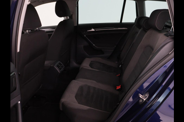 Volkswagen Golf 1.0 TSI Highline | Stoelverwarming | Trekhaak | Massage | Carplay | Adaptive cruise | Active Info Display | Navigatie | Parkeerhulp | Climate control