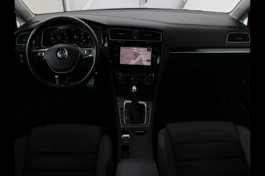 Volkswagen Golf 1.0 TSI Highline | Stoelverwarming | Trekhaak | Massage | Carplay | Adaptive cruise | Active Info Display | Navigatie | Parkeerhulp | Climate control