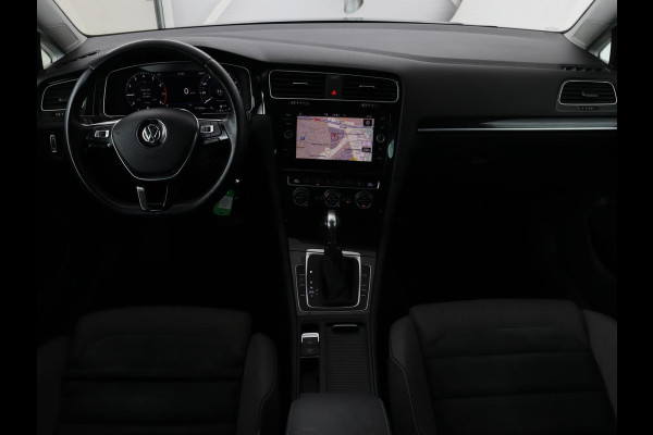 Volkswagen Golf 1.0 TSI Highline | Stoelverwarming | Trekhaak | Massage | Carplay | Adaptive cruise | Active Info Display | Navigatie | Parkeerhulp | Climate control