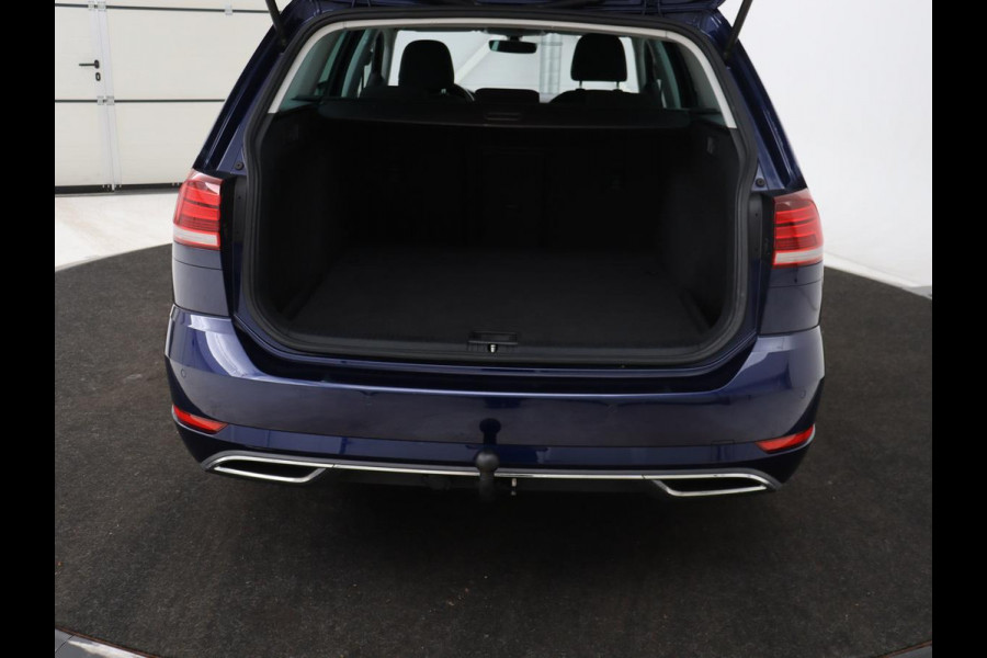Volkswagen Golf 1.0 TSI Highline | Stoelverwarming | Trekhaak | Massage | Carplay | Adaptive cruise | Active Info Display | Navigatie | Parkeerhulp | Climate control