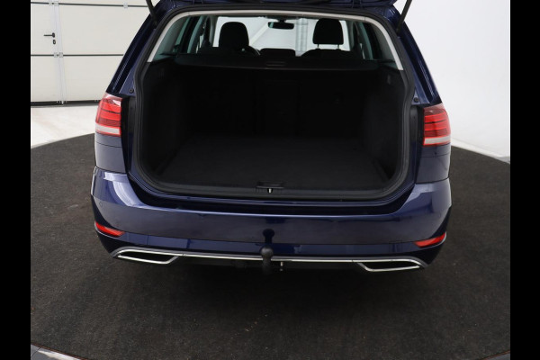 Volkswagen Golf 1.0 TSI Highline | Stoelverwarming | Trekhaak | Massage | Carplay | Adaptive cruise | Active Info Display | Navigatie | Parkeerhulp | Climate control