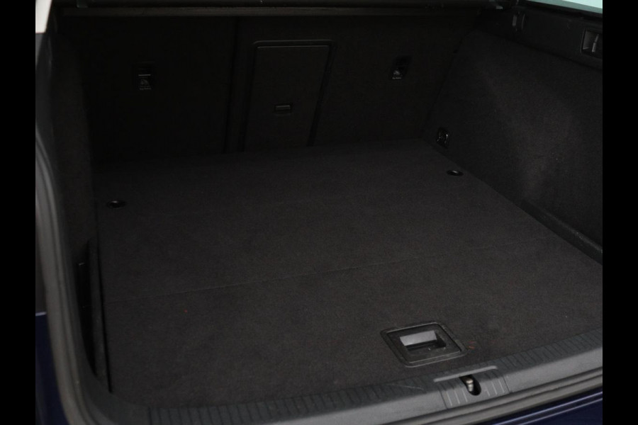 Volkswagen Golf 1.0 TSI Highline | Stoelverwarming | Trekhaak | Massage | Carplay | Adaptive cruise | Active Info Display | Navigatie | Parkeerhulp | Climate control