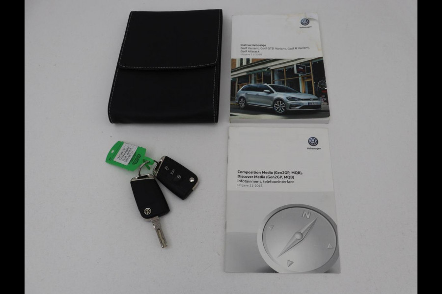 Volkswagen Golf 1.0 TSI Highline | Stoelverwarming | Trekhaak | Massage | Carplay | Adaptive cruise | Active Info Display | Navigatie | Parkeerhulp | Climate control