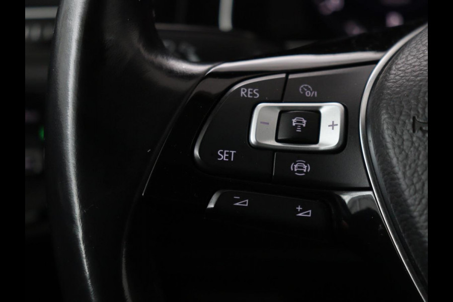 Volkswagen Golf 1.0 TSI Highline | Stoelverwarming | Trekhaak | Massage | Carplay | Adaptive cruise | Active Info Display | Navigatie | Parkeerhulp | Climate control
