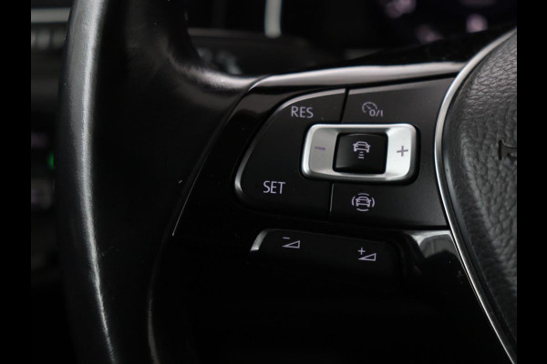 Volkswagen Golf 1.0 TSI Highline | Stoelverwarming | Trekhaak | Massage | Carplay | Adaptive cruise | Active Info Display | Navigatie | Parkeerhulp | Climate control