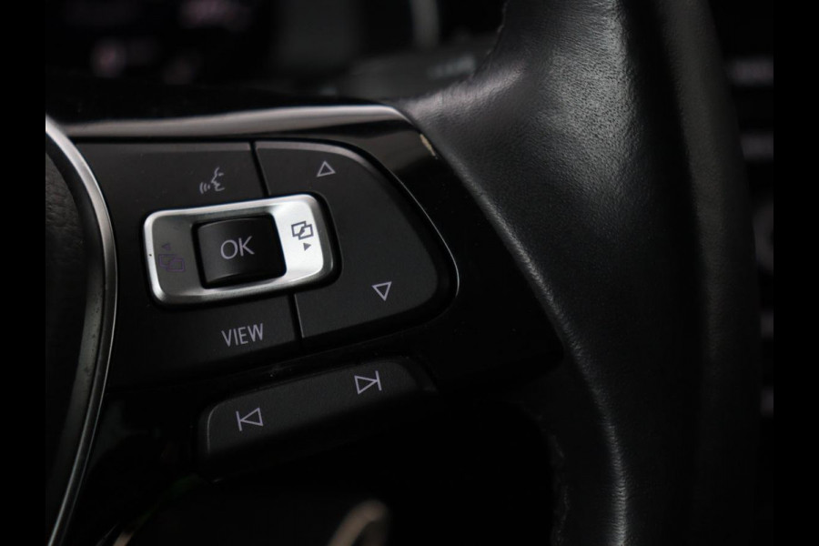 Volkswagen Golf 1.0 TSI Highline | Stoelverwarming | Trekhaak | Massage | Carplay | Adaptive cruise | Active Info Display | Navigatie | Parkeerhulp | Climate control