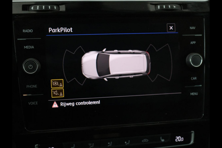 Volkswagen Golf 1.0 TSI Highline | Stoelverwarming | Trekhaak | Massage | Carplay | Adaptive cruise | Active Info Display | Navigatie | Parkeerhulp | Climate control