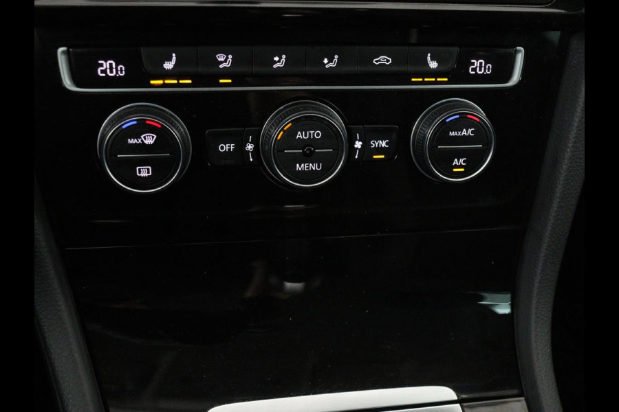 Volkswagen Golf 1.0 TSI Highline | Stoelverwarming | Trekhaak | Massage | Carplay | Adaptive cruise | Active Info Display | Navigatie | Parkeerhulp | Climate control