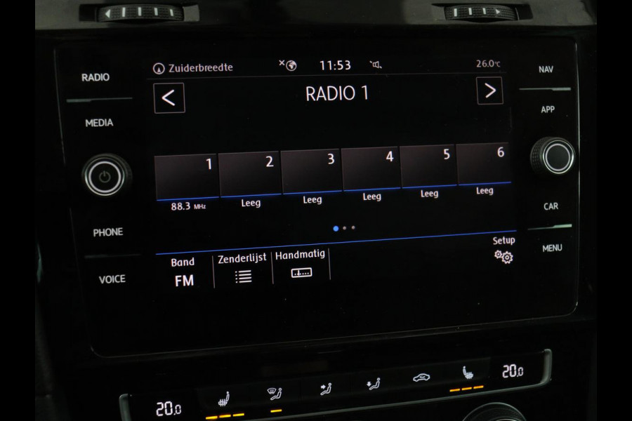 Volkswagen Golf 1.0 TSI Highline | Stoelverwarming | Trekhaak | Massage | Carplay | Adaptive cruise | Active Info Display | Navigatie | Parkeerhulp | Climate control