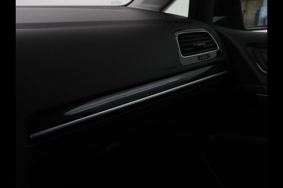 Volkswagen Golf 1.0 TSI Highline | Stoelverwarming | Trekhaak | Massage | Carplay | Adaptive cruise | Active Info Display | Navigatie | Parkeerhulp | Climate control