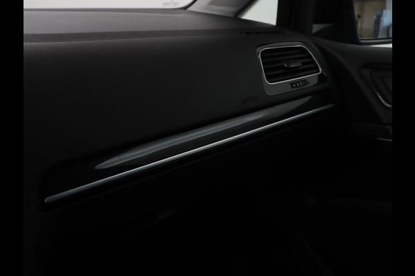 Volkswagen Golf 1.0 TSI Highline | Stoelverwarming | Trekhaak | Massage | Carplay | Adaptive cruise | Active Info Display | Navigatie | Parkeerhulp | Climate control