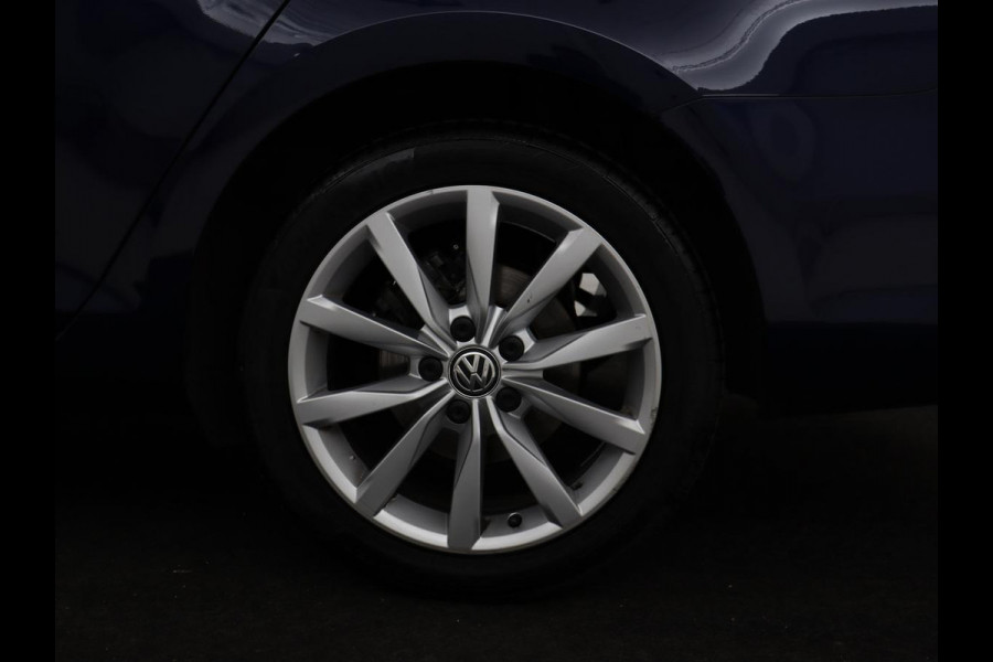 Volkswagen Golf 1.0 TSI Highline | Stoelverwarming | Trekhaak | Massage | Carplay | Adaptive cruise | Active Info Display | Navigatie | Parkeerhulp | Climate control