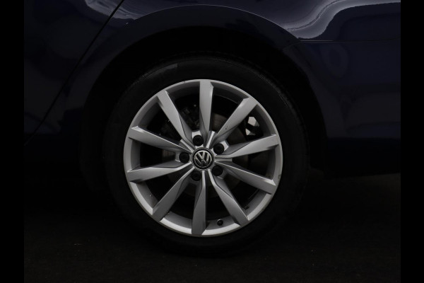 Volkswagen Golf 1.0 TSI Highline | Stoelverwarming | Trekhaak | Massage | Carplay | Adaptive cruise | Active Info Display | Navigatie | Parkeerhulp | Climate control