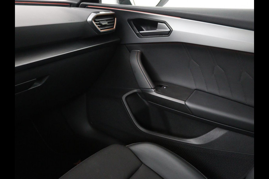 CUPRA Leon 1.4 e-Hybrid | Carplay | Camera | Stoel & Stuurverwarming | Adaptive Cruise | Full LED | Navigatie | DAB+ | LMV 18 inch