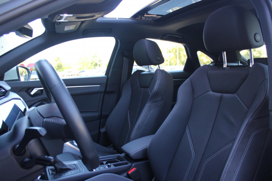 Audi Q3 Sportback 35 TFSI 150PK S-TRONIC 7 S EDITION * NIEUWSTAAT * | S-LINE EXTERIEUR | S-LINE INTERIEUR | AUDI VIRTUAL COCKPIT | PANORAMISCH SCHUIF / KANTELDAK | NAVIGATIE | TWIN LEDEREN BEKLEDING ZWART MET ROTSGRIJS STIKSEL | VOORSTOELEN VERWARMBAAR | ACHTERUITRIJCAMERA | PARKEERSENSOREN VOOR / ACHTER | DODEHOEK DETECTIE |  ALARM SYSTEEM | FULL LED KOPLAMPEN INCLUSIEF LED ACHTERLICHTEN | ZWARTE HEMELBEKLEDING | AUDI SOUND SYSTEM | AMBIENTE VERLICHTING | 18" LICHTMETAAL S-DESIGN | VERLICHTE S-LINE INSTAPLIJSTEN |
