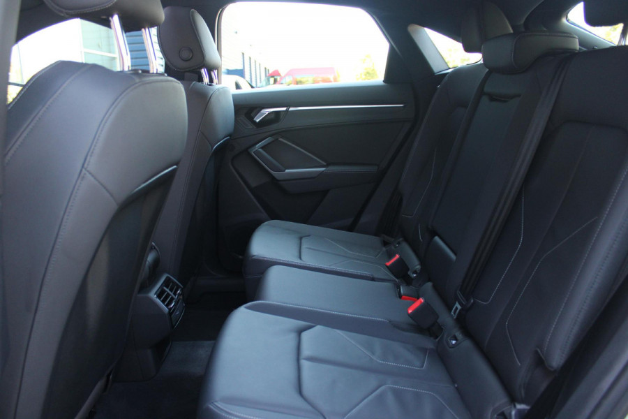 Audi Q3 Sportback 35 TFSI 150PK S-TRONIC 7 S EDITION * NIEUWSTAAT * | S-LINE EXTERIEUR | S-LINE INTERIEUR | AUDI VIRTUAL COCKPIT | PANORAMISCH SCHUIF / KANTELDAK | NAVIGATIE | TWIN LEDEREN BEKLEDING ZWART MET ROTSGRIJS STIKSEL | VOORSTOELEN VERWARMBAAR | ACHTERUITRIJCAMERA | PARKEERSENSOREN VOOR / ACHTER | DODEHOEK DETECTIE |  ALARM SYSTEEM | FULL LED KOPLAMPEN INCLUSIEF LED ACHTERLICHTEN | ZWARTE HEMELBEKLEDING | AUDI SOUND SYSTEM | AMBIENTE VERLICHTING | 18" LICHTMETAAL S-DESIGN | VERLICHTE S-LINE INSTAPLIJSTEN |