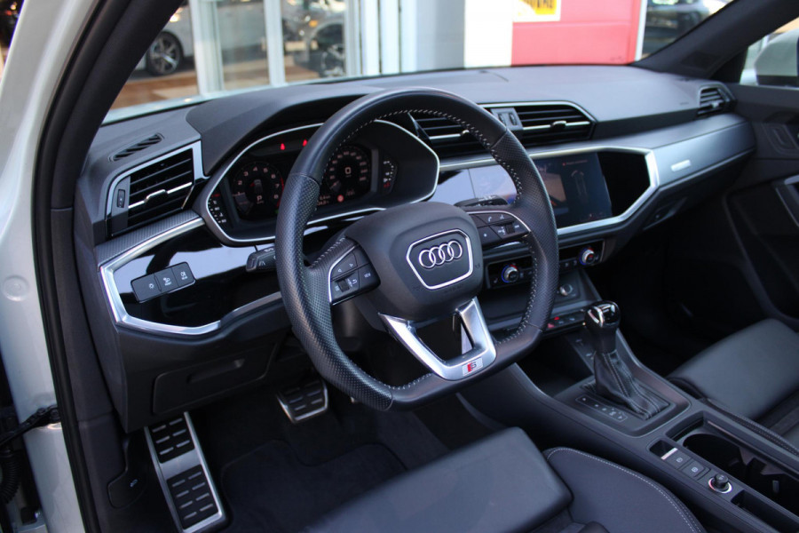Audi Q3 Sportback 35 TFSI 150PK S-TRONIC 7 S EDITION * NIEUWSTAAT * | S-LINE EXTERIEUR | S-LINE INTERIEUR | AUDI VIRTUAL COCKPIT | PANORAMISCH SCHUIF / KANTELDAK | NAVIGATIE | TWIN LEDEREN BEKLEDING ZWART MET ROTSGRIJS STIKSEL | VOORSTOELEN VERWARMBAAR | ACHTERUITRIJCAMERA | PARKEERSENSOREN VOOR / ACHTER | DODEHOEK DETECTIE |  ALARM SYSTEEM | FULL LED KOPLAMPEN INCLUSIEF LED ACHTERLICHTEN | ZWARTE HEMELBEKLEDING | AUDI SOUND SYSTEM | AMBIENTE VERLICHTING | 18" LICHTMETAAL S-DESIGN | VERLICHTE S-LINE INSTAPLIJSTEN |
