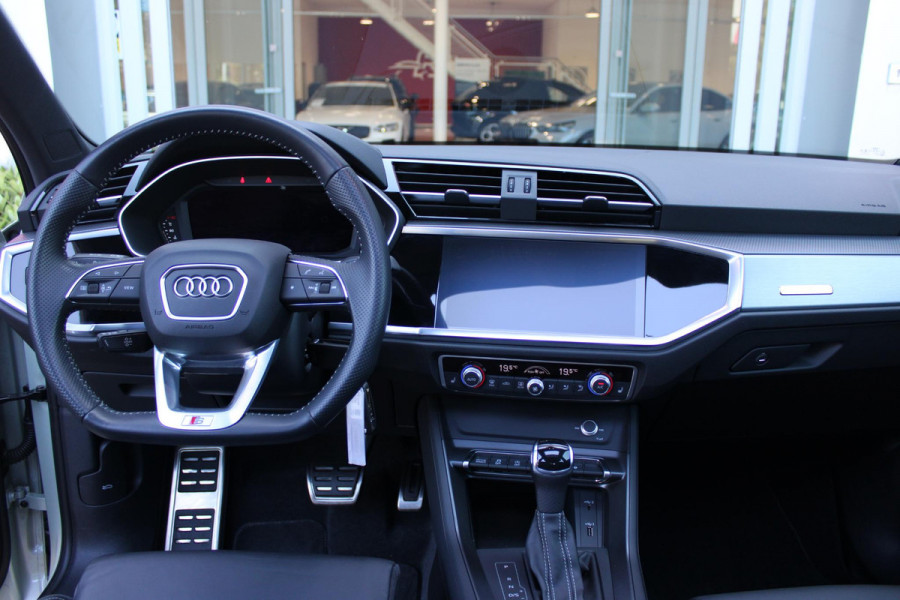 Audi Q3 Sportback 35 TFSI 150PK S-TRONIC 7 S EDITION * NIEUWSTAAT * | S-LINE EXTERIEUR | S-LINE INTERIEUR | AUDI VIRTUAL COCKPIT | PANORAMISCH SCHUIF / KANTELDAK | NAVIGATIE | TWIN LEDEREN BEKLEDING ZWART MET ROTSGRIJS STIKSEL | VOORSTOELEN VERWARMBAAR | ACHTERUITRIJCAMERA | PARKEERSENSOREN VOOR / ACHTER | DODEHOEK DETECTIE |  ALARM SYSTEEM | FULL LED KOPLAMPEN INCLUSIEF LED ACHTERLICHTEN | ZWARTE HEMELBEKLEDING | AUDI SOUND SYSTEM | AMBIENTE VERLICHTING | 18" LICHTMETAAL S-DESIGN | VERLICHTE S-LINE INSTAPLIJSTEN |