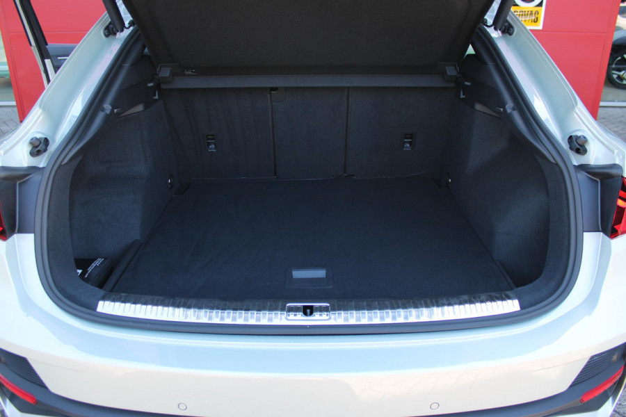 Audi Q3 Sportback 35 TFSI 150PK S-TRONIC 7 S EDITION * NIEUWSTAAT * | S-LINE EXTERIEUR | S-LINE INTERIEUR | AUDI VIRTUAL COCKPIT | PANORAMISCH SCHUIF / KANTELDAK | NAVIGATIE | TWIN LEDEREN BEKLEDING ZWART MET ROTSGRIJS STIKSEL | VOORSTOELEN VERWARMBAAR | ACHTERUITRIJCAMERA | PARKEERSENSOREN VOOR / ACHTER | DODEHOEK DETECTIE |  ALARM SYSTEEM | FULL LED KOPLAMPEN INCLUSIEF LED ACHTERLICHTEN | ZWARTE HEMELBEKLEDING | AUDI SOUND SYSTEM | AMBIENTE VERLICHTING | 18" LICHTMETAAL S-DESIGN | VERLICHTE S-LINE INSTAPLIJSTEN |