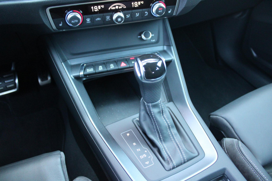 Audi Q3 Sportback 35 TFSI 150PK S-TRONIC 7 S EDITION * NIEUWSTAAT * | S-LINE EXTERIEUR | S-LINE INTERIEUR | AUDI VIRTUAL COCKPIT | PANORAMISCH SCHUIF / KANTELDAK | NAVIGATIE | TWIN LEDEREN BEKLEDING ZWART MET ROTSGRIJS STIKSEL | VOORSTOELEN VERWARMBAAR | ACHTERUITRIJCAMERA | PARKEERSENSOREN VOOR / ACHTER | DODEHOEK DETECTIE |  ALARM SYSTEEM | FULL LED KOPLAMPEN INCLUSIEF LED ACHTERLICHTEN | ZWARTE HEMELBEKLEDING | AUDI SOUND SYSTEM | AMBIENTE VERLICHTING | 18" LICHTMETAAL S-DESIGN | VERLICHTE S-LINE INSTAPLIJSTEN |