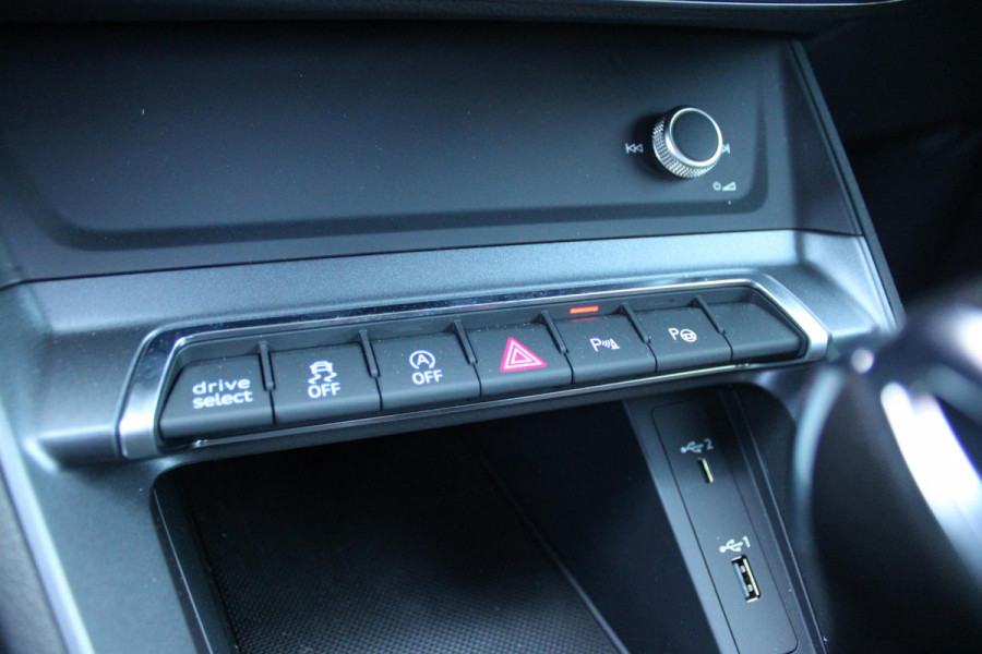 Audi Q3 Sportback 35 TFSI 150PK S-TRONIC 7 S EDITION * NIEUWSTAAT * | S-LINE EXTERIEUR | S-LINE INTERIEUR | AUDI VIRTUAL COCKPIT | PANORAMISCH SCHUIF / KANTELDAK | NAVIGATIE | TWIN LEDEREN BEKLEDING ZWART MET ROTSGRIJS STIKSEL | VOORSTOELEN VERWARMBAAR | ACHTERUITRIJCAMERA | PARKEERSENSOREN VOOR / ACHTER | DODEHOEK DETECTIE |  ALARM SYSTEEM | FULL LED KOPLAMPEN INCLUSIEF LED ACHTERLICHTEN | ZWARTE HEMELBEKLEDING | AUDI SOUND SYSTEM | AMBIENTE VERLICHTING | 18" LICHTMETAAL S-DESIGN | VERLICHTE S-LINE INSTAPLIJSTEN |