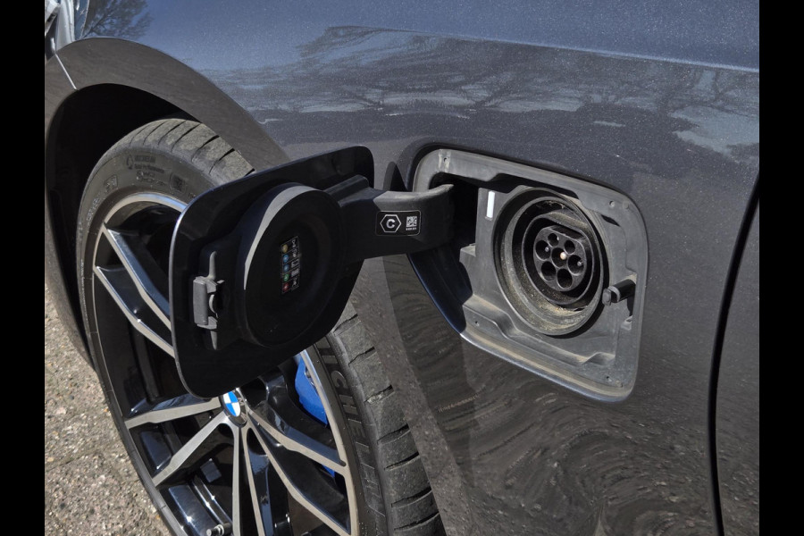 BMW 3 Serie Touring 330e xDrive M SPORT | PANORAMA | LASER | DRIVING ASS. PROF | HARMAN KARDON |
