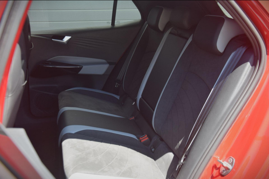 Volkswagen ID.3 Pure 45 kWh SCHAALSTOELEN/IQ LED KOPLAMPEN/CAMERA/KEYLESS